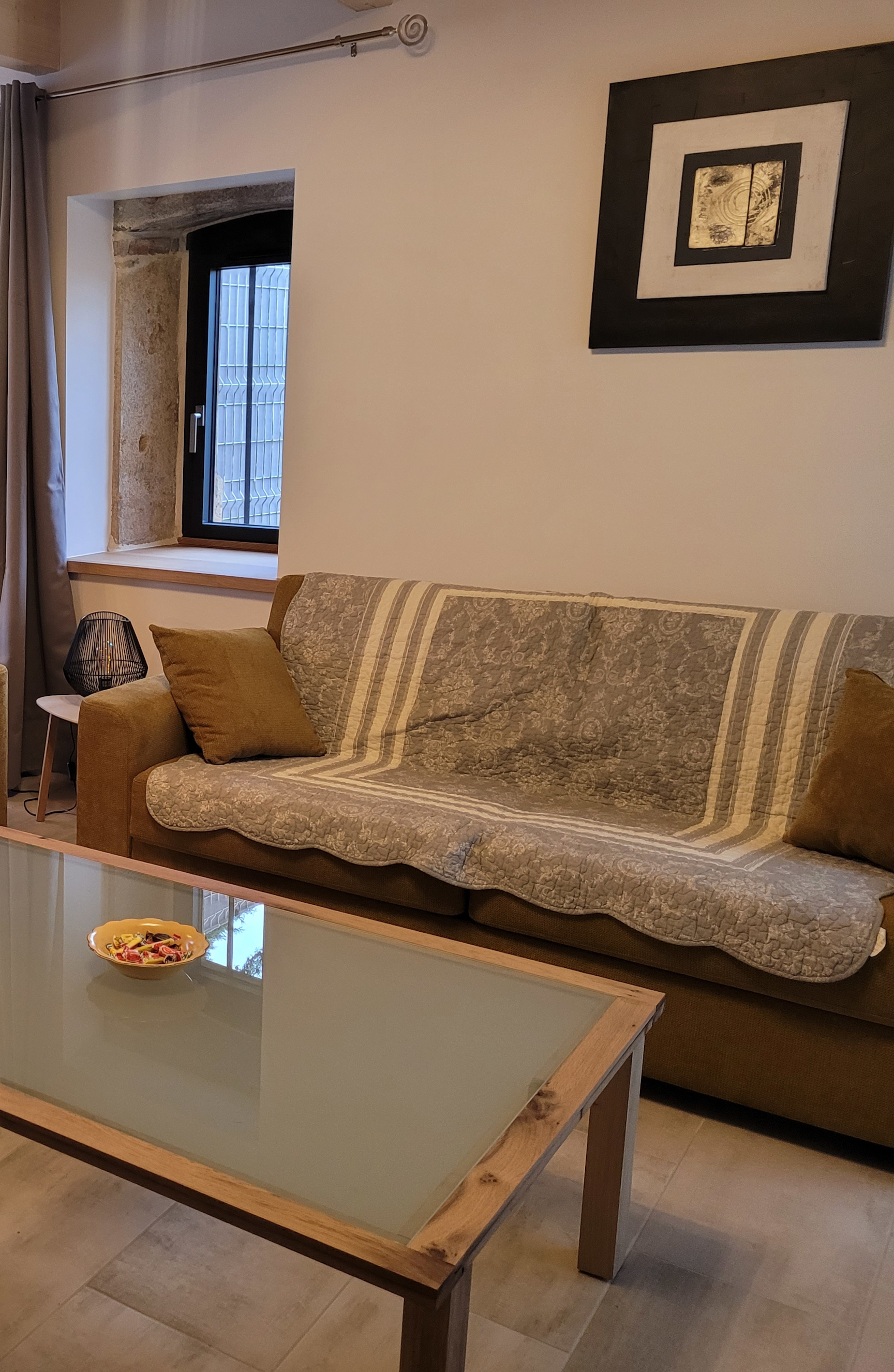 Salon droit du gîte avec vue sur la salle à manger