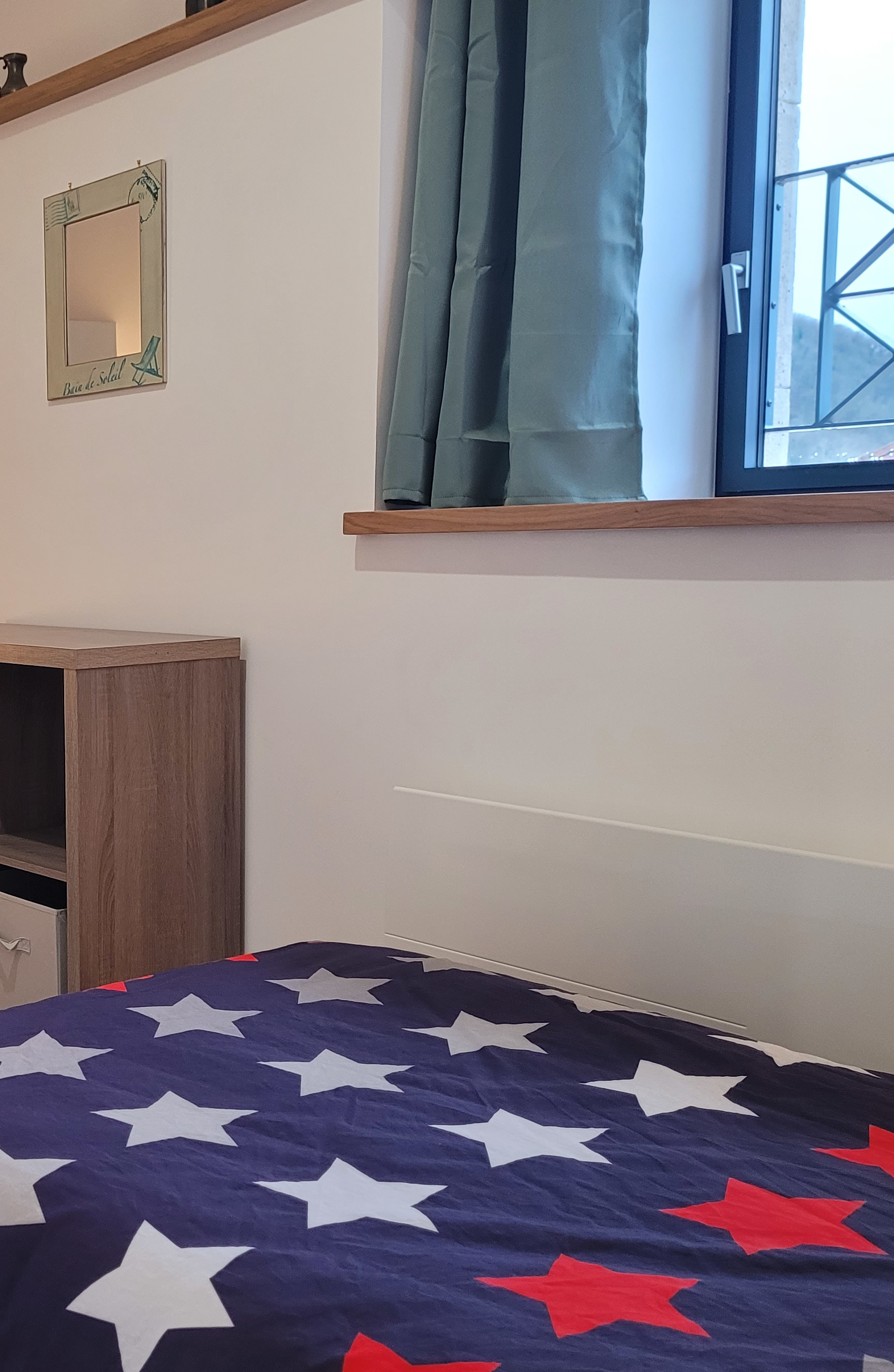 Chambre avec deux lits simples côté droit