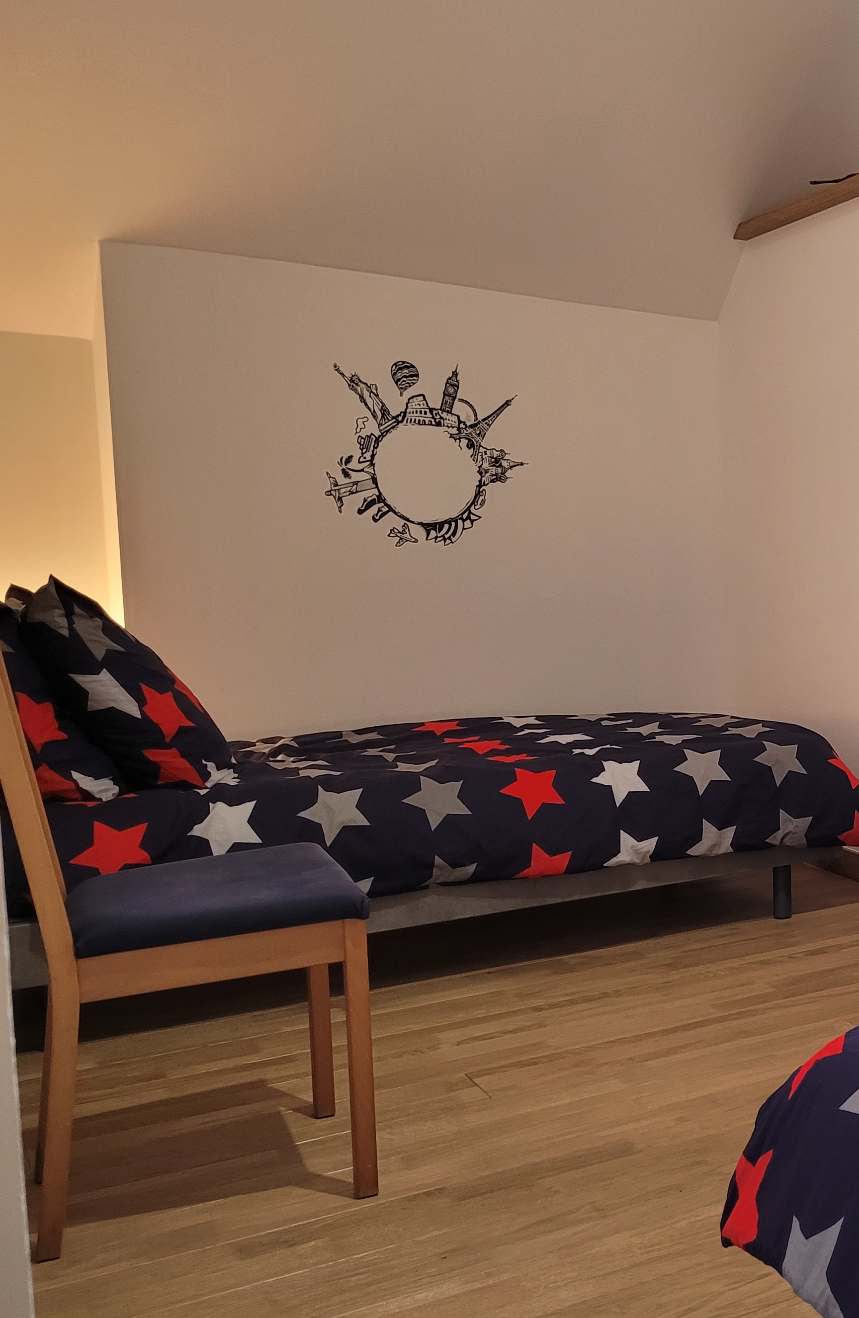 Chambre avec deux lits simples côté gauche