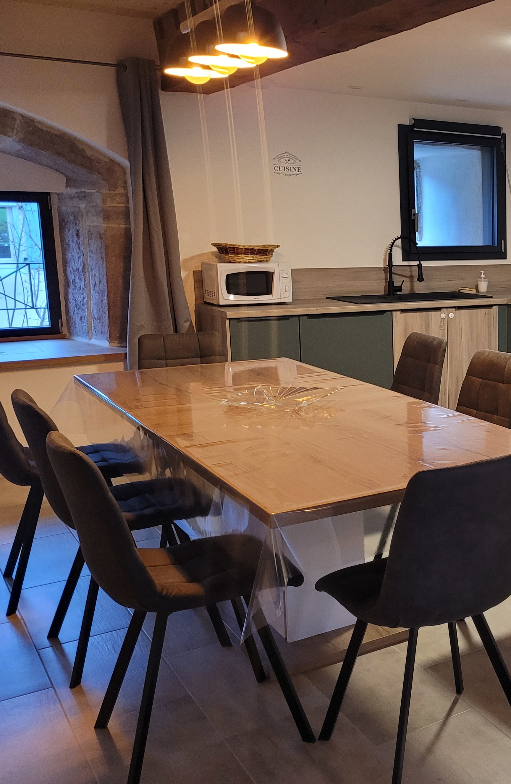 Cuisine moderne côté droit avec équipements