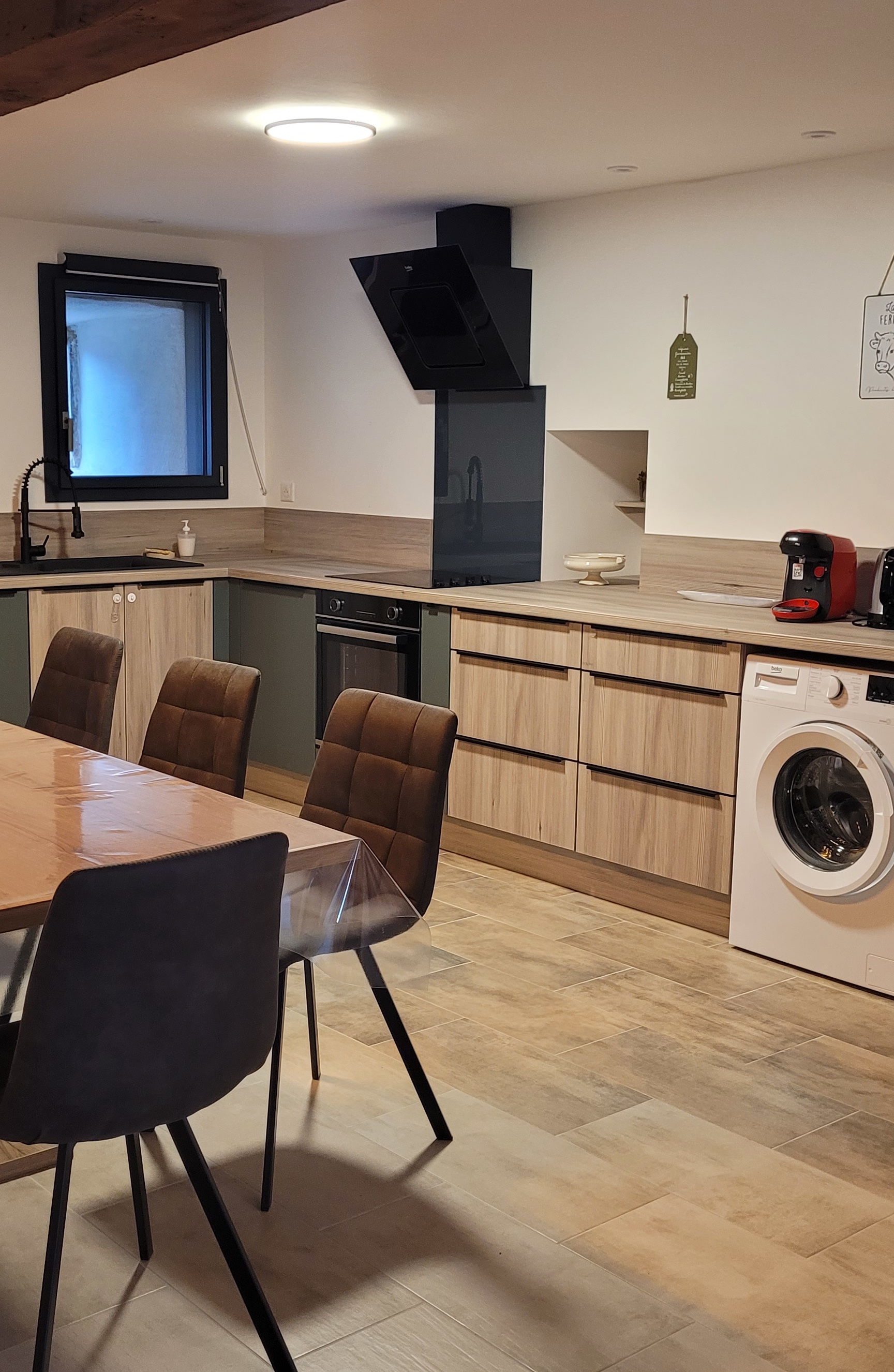 Cuisine côté gauche avec plan de travail et rangements