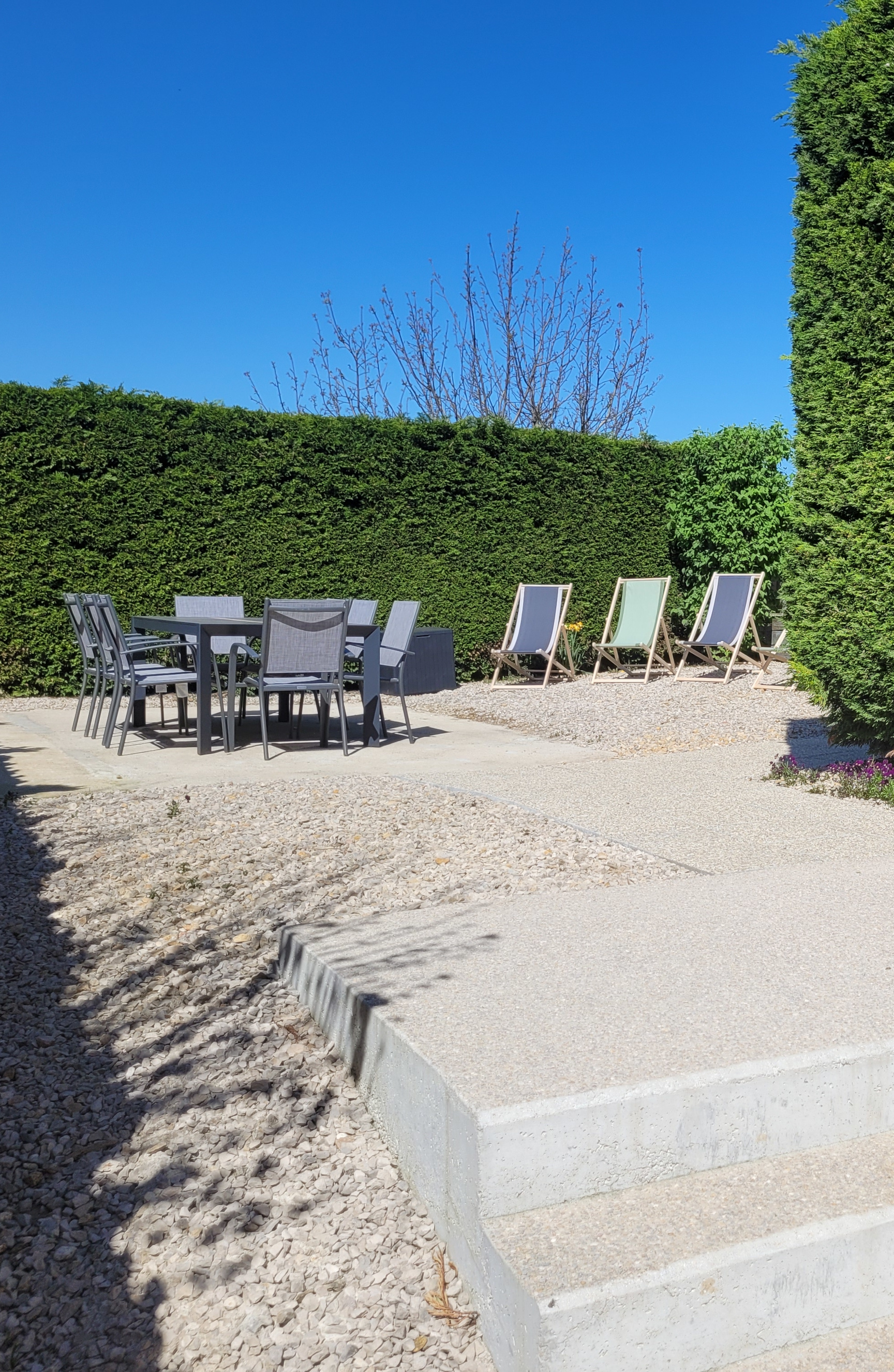 Jardin du gîte côté gauche avec terrasse
