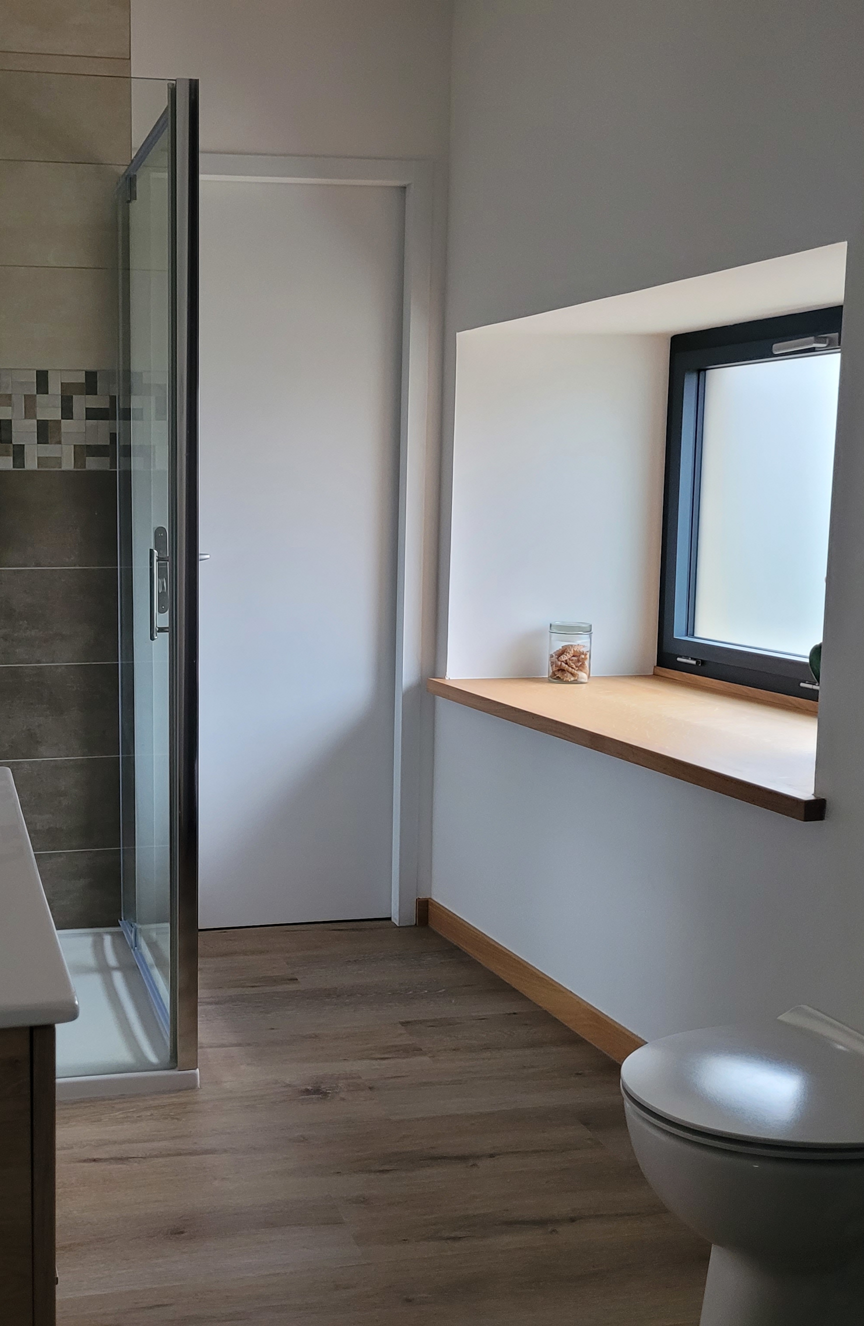 Salle de bain vue côté droit