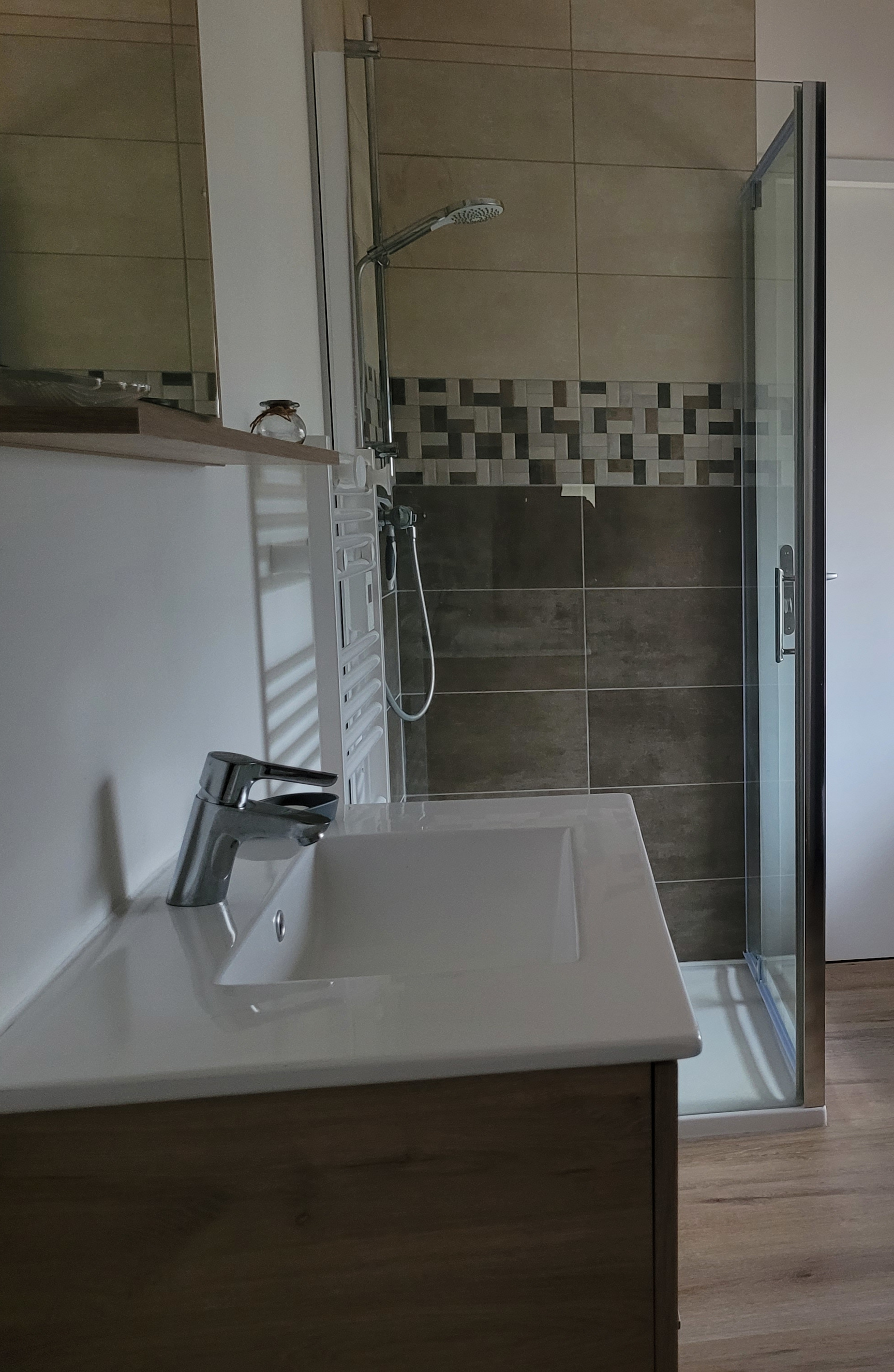 Salle de bain vue côté gauche avec lavabo